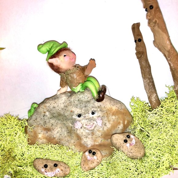 New Boy Elf and Caterpillar visiting Sticks n' Stones, Adorable Wreath handmade - Picture 4 of 7